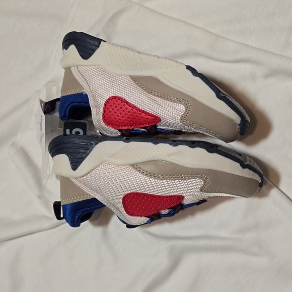 Nwt Sneakers Size 9 White mesh with blue, grey and red - Picture 7 of 7